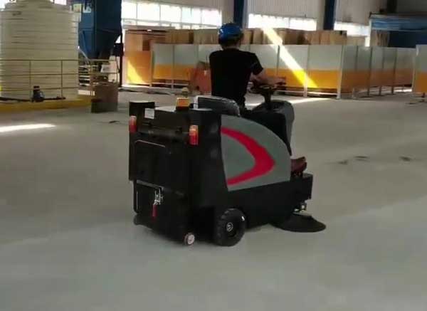 電動掃地車價格表大全，哪些因素影響價格的高低？