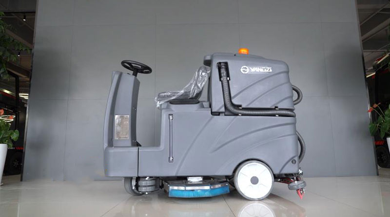 使用正確類型的洗地機清潔！