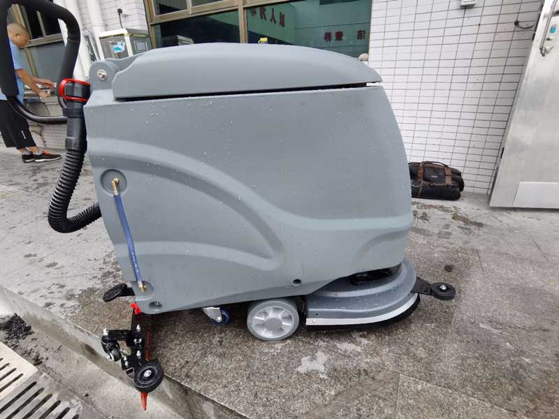 學(xué)校食堂怎么清洗方便？揚(yáng)子手推式洗地機(jī)了解一下