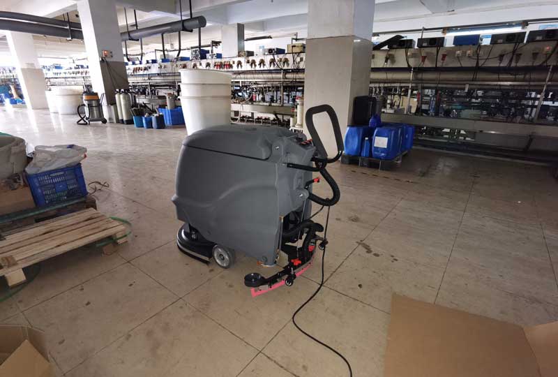 手推式與駕駛式地板清潔設備