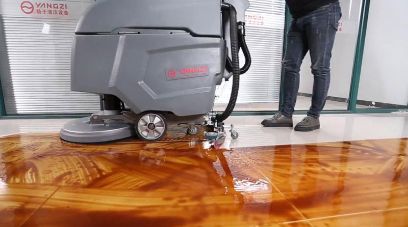 手推式洗地機在日常生活中的應(yīng)用