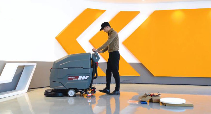 通過使用洗地機和掃地機設備改善商業(yè)環(huán)境條件
