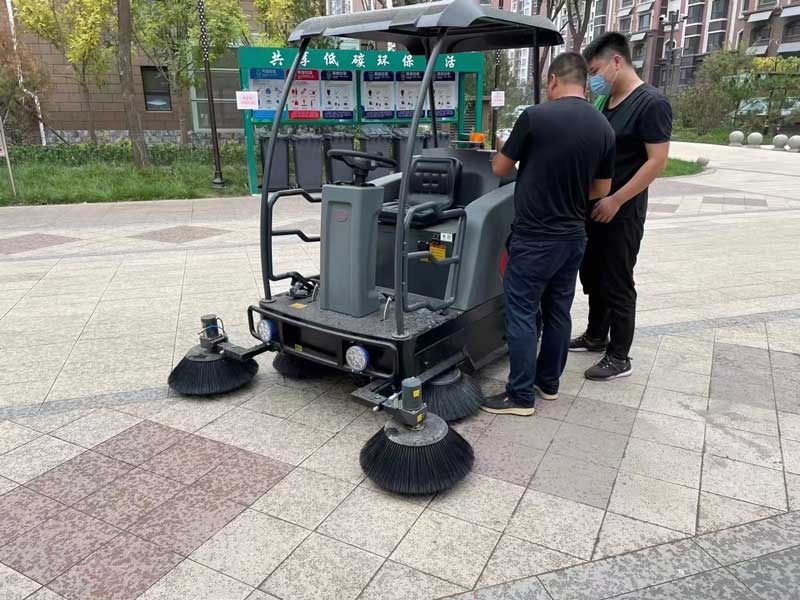 小型電動掃地機在企業(yè)和工廠使用中需要注意什么