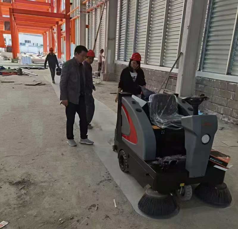 小型掃地車(chē)為何受到工廠車(chē)間的歡迎