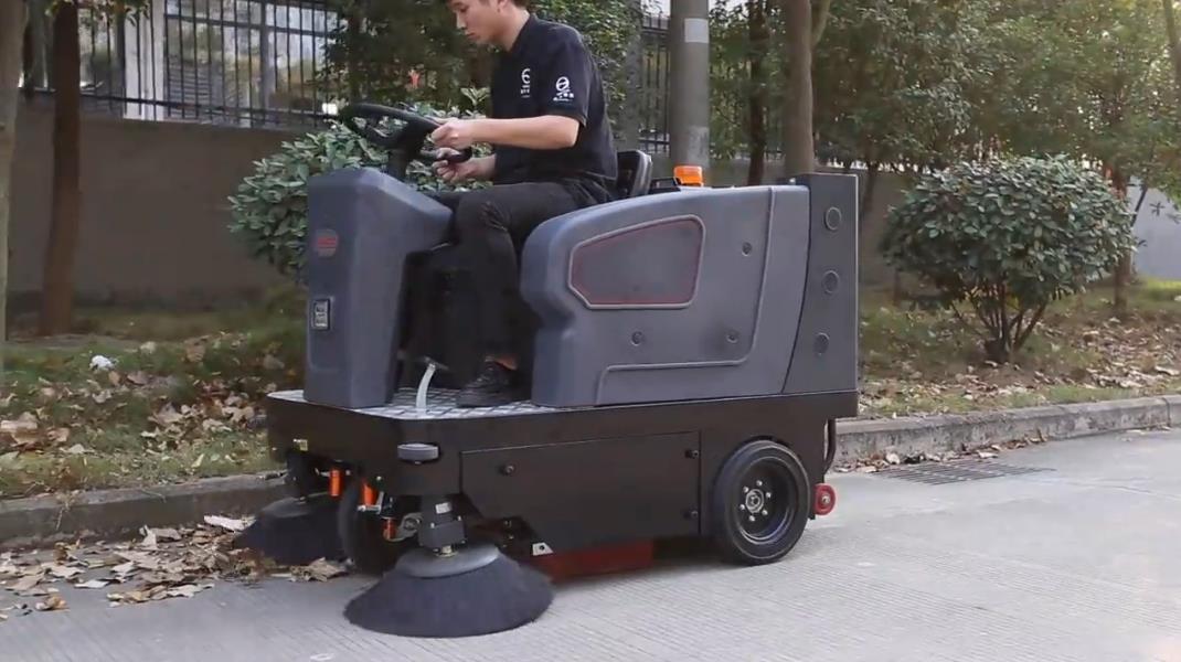 為倉(cāng)庫(kù)使用哪種類型的揚(yáng)子掃地機(jī)